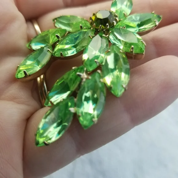Relisted Vintage uranium glass rhinestone brooch green sparkly depression UV pin - Picture 12 of 14